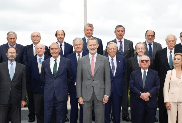 Su Majestad el Rey con los miembros del Consejo Asesor de la Red para el Estudio de las Monarquías Contemporáneas (REMCO)